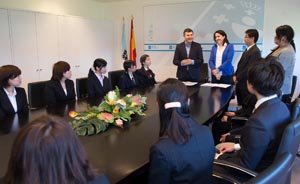 O director xeral de Xuventude e Voluntariado, Ovidio Rodeiro, recibirá aos mozos procedentes de Wakayama (Xapón) que están a participar nun intercambio organizado por Xuventude. Na sala de xuntas do Edificio Administrativo de San Lázaro. Terceiro Andar.
foto xoán crespo
09/03/15