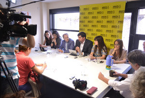 Los representantes de distintas asociaciones, los abogados de la querella argentina y familiares de víctimas, durante la rueda de prensa conjunta ofrecida en Buenos Aires.