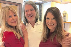 José Manuel Brandariz, junto a las artistas Ana Obregón e Ivonne Reyes, que participarán en la película. José Manuel Brandariz, junto a las artistas Ana Obregón e Ivonne Reyes, que participarán en la película.