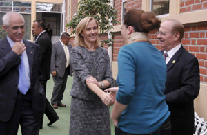Marina del Corral saluda a una usuaria del Hospital Español de México, en presencia de Miras Portugal y Daniel Suárez, en una visita al centro sanitario. Marina del Corral saluda a una usuaria del Hospital Español de México, en presencia de Miras Portugal y Daniel Suárez, en una visita al centro sanitario.