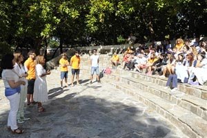 Beatriz Mato habla con los participantes en el campamento juvenil de Gandarío.