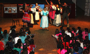 Día del Niño en Arantei. Actuación del grupo teatral 1
