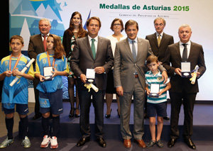 El presidente del Principado, con los galardonados con la Medalla de Asturias. El presidente del Principado, con los galardonados con la Medalla de Asturias.