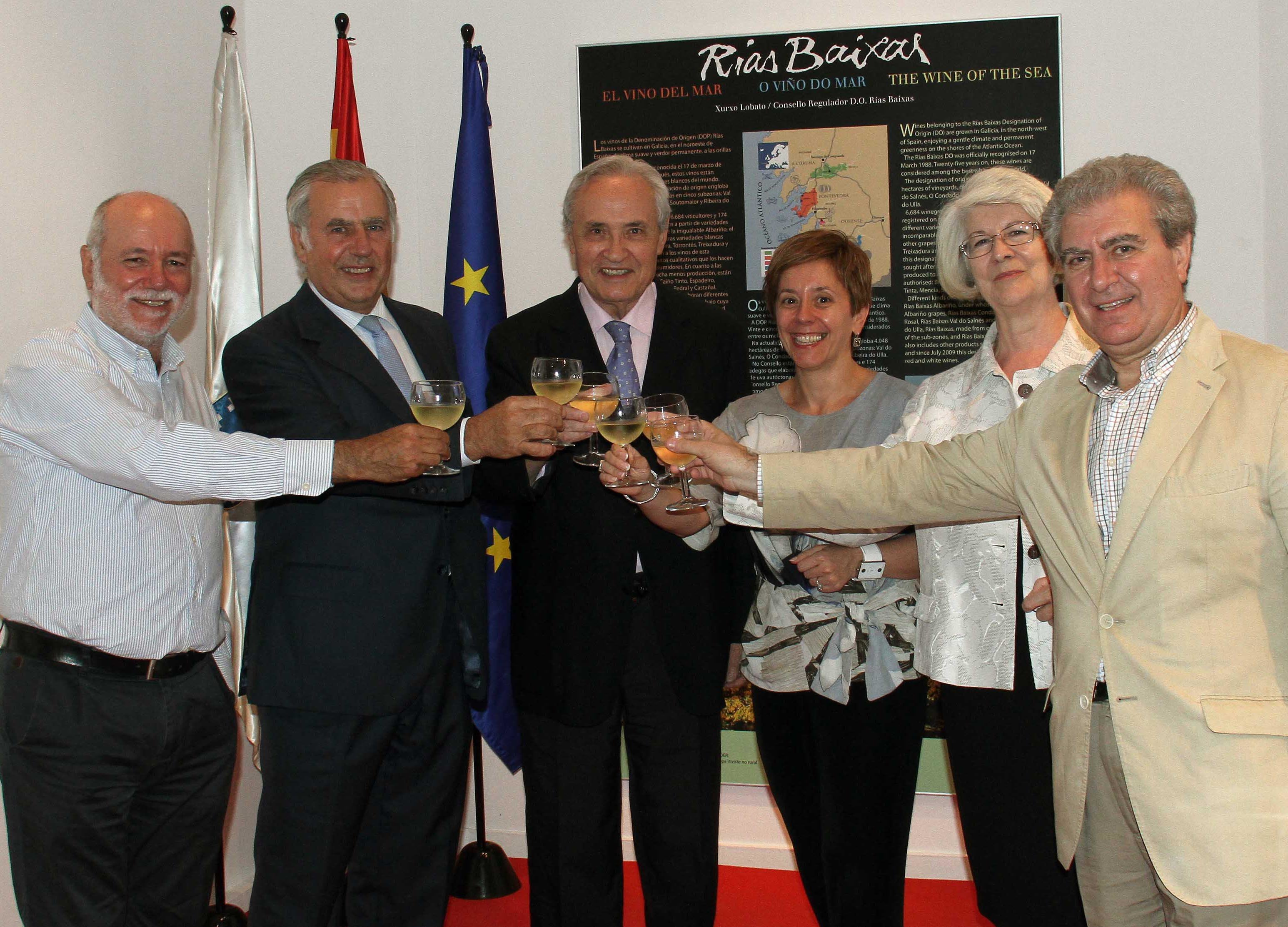 Xurxo Lobato, Juan Gil, José Ramón Ónega, Marisol Soengas, MªTeresa Miras y César Antonio Molina, brindan por el éxito de la exposición con vino de Rías Baixas