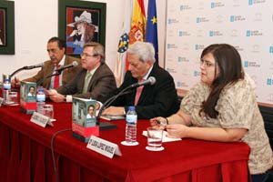 Los presentadores en la mesa