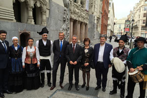 Rueda y Urkullu presidieron los actos de aniversario de la Irmandade de Centros Galegos. Rueda y Urkullu presidieron los actos de aniversario de la Irmandade de Centros Galegos.