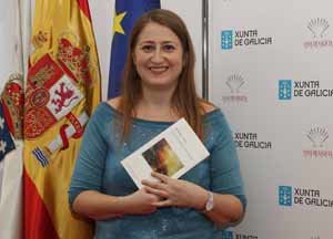 Yolanda López, posando con el poemario