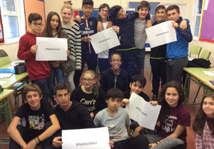 Los alumnos del Instituto Cañada Blanch posan con el cartel con el hashtag #homesconsaia. Los alumnos del Instituto Cañada Blanch posan con el cartel con el hashtag #homesconsaia.