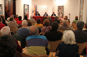 Un momento de la conferencia, con público