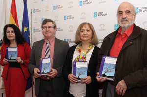 1. Alicia Esteban, Ramón Jiménez, Mercedes Aguirre y José María de la Torre posan sonrientes con ejemplares del libro CUENTOS DE LA MITOLOGÍA CELTA