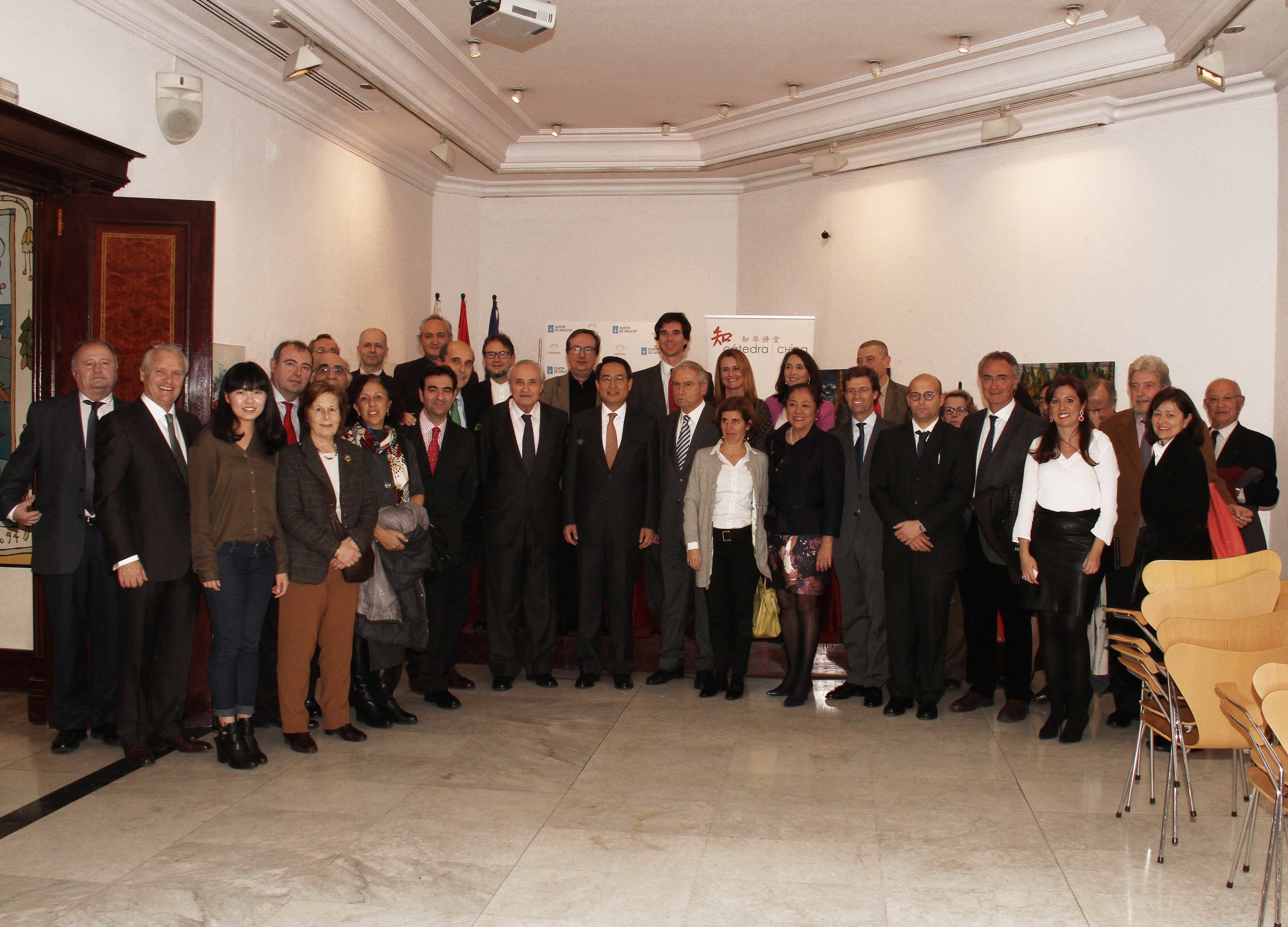 Posado de grupo en torno al delegado de la Xunta, José Ramón Ónega, el embajador Lyu Fan y el presidente de Cátedra China, Marcelo Muñoz