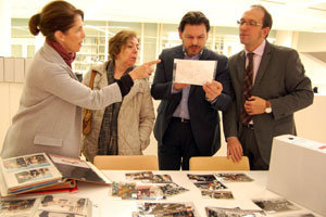 El secretario xeral de Emigración observa unas fotos de la muestra. El secretario xeral de Emigración observa unas fotos de la muestra.