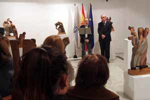 Un momento de la presentación, con público