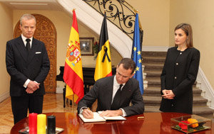 El Rey firma el libro de condolencias en la Embajada de Bélgica. El Rey firma el libro de condolencias en la Embajada de Bélgica.