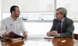 El consejero de Presidencia, Rafael de la Sierra, reunido con el director de la Fundación +34, Javier Casado.