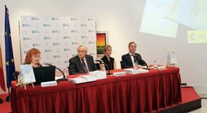 1. De Izquierda a derecha, María Luisa Clemente, el delegado de Xunta en Madrid José Ramón Ónega, la secretaria general de Inmigración y Emigración Marina del Corral y el presidente del CGCEE Eduardo Dizy