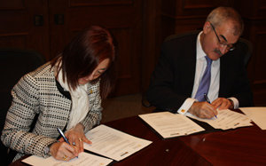 Un momento de la firma del acuerdo entre Cristina Uriarte y Steven Rosenstone. 