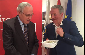 3. El delegado de la Xunta, José Ramón Ónega y Xabier Freire observan un plato de lubina recién abierto