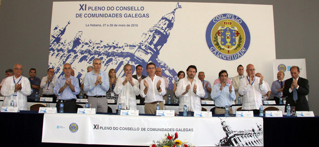 Los dirigentes aplauden a los representantes de la diáspora tras la clausura.