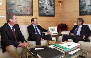 El presidente Revilla reunido con el embajador de Finlandia en España, Roberto Tanzi-Albi.