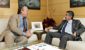 Michael Voss y Miguel Ángel Revilla, durante la reunión. 