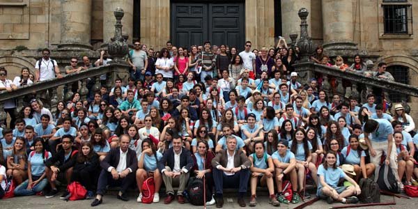 Alfonso Rueda y Román Rodríguez posan en Santiago con los jóvenes de la diáspora.
