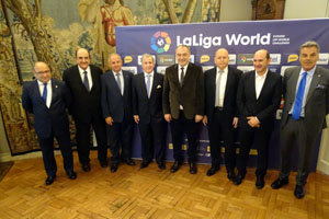 De izq a dcha. Enrique Calvete (Dépor), Rafael Fernández (AUF), Pedro Posada (Celta), Pedro Damiana (Peñarol), Roberto Varela (Embajador), Rafael Louzán, Jose Luis Rodríguez (Nacional) y Fernando Vidal (Dépor). De izq a dcha. Enrique Calvete (Dépor), Rafael Fernández (AUF), Pedro Posada (Celta), Pedro Damiana (Peñarol), Roberto Varela (Embajador), Rafael Louzán, Jose Luis Rodríguez (Nacional) y Fernando Vidal (Dépor).