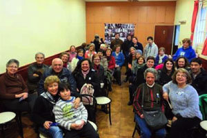 Asistentes al acto en la sede de la asociación dezana. Asistentes al acto en la sede de la asociación dezana.