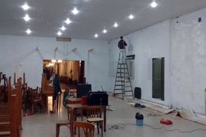 Trabajos de pintura en el salón de usos múltiples.
