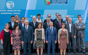Foto de grupo de los miembros del Consejo Asesor de Acción Exterior del Gobierno vasco.