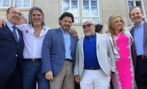 Rodríguez Miranda, flanqueado por José Manuel Brandariz y Julio Fernández, junto con otros asistentes al acto. Rodríguez Miranda, flanqueado por José Manuel Brandariz y Julio Fernández, junto con otros asistentes al acto.