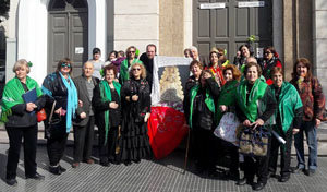 Los miembros del Centro Andaluz rindieron honor a la Virgen del Rocío. 