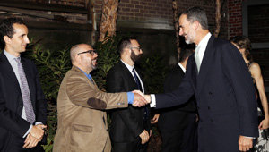 El Rey saluda a los asistentes al acto en el Instituto Cervantes. El Rey saluda a los asistentes al acto en el Instituto Cervantes.