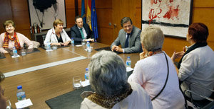 Javier Fernández charla con algunas de las participantes, en presentia de Guillermo Martínez y Begoña Serrano.