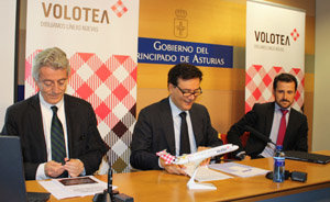 Francisco Blanco -en el centro–, acompañado por Lázaro Ros y Carlos San Martín, durante la presentación de los nuevos vuelos.