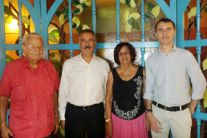 Herrero y Bermúdez, con representantes de la colectivdad.