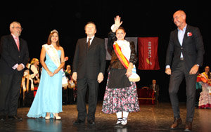 La Reina electa saluda, acompañada por la Reina saliente y por autoridades diplomáticas españolas.