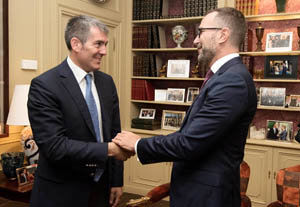 Saludo entre Fernando Clavijo y James Costos. Saludo entre Fernando Clavijo y James Costos.