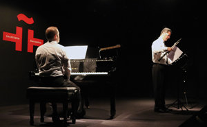 José Luis Urquieta, compositor y pianista, y Luis Saglie, oboísta, durante la actuación.