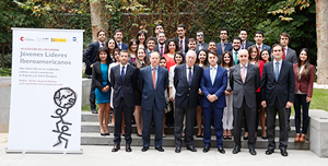 García-Margallom con los estudiantes del programa Jóvenes Líderes Iberoamericanos.