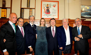 Autoridades diplomáticas españolas y directivos de la Federación posan junto a Jorge Noval durante el almuerzo.