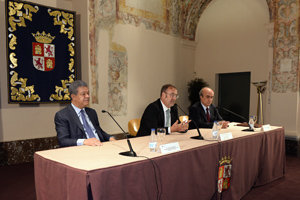 Fernando Rey, Leonel Fernández y Mariano Jabonero, durante el acto. Fernando Rey, Leonel Fernández y Mariano Jabonero, durante el acto.