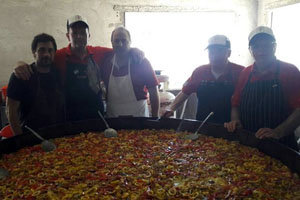Los maestros paelleros, tras la elaboración de esta tradicional comida. Los maestros paelleros, tras la elaboración de esta tradicional comida.
