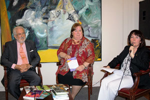 Estanislao de Grandes, Beatriz Lagoa y Mariana Vicat, durante la presentación. Estanislao de Grandes, Beatriz Lagoa y Mariana Vicat, durante la presentación.