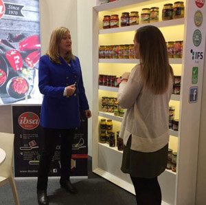 Del Olmo visita uno de los estand con productos castellanos y leoneses en SIAL. Del Olmo visita uno de los estand con productos castellanos y leoneses en SIAL.