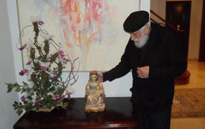 El padre Artola, con la figura de la Andra Mari. El padre Artola, con la figura de la Andra Mari.
