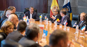 Un momento de la reunión entre los miembros del Gobierno canarias y las embajadas europeas. Un momento de la reunión entre los miembros del Gobierno canarias y las embajadas europeas.