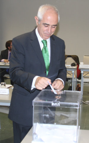 Miras Portugal votando durante la celebración del último Pleno del CGCEE. Miras Portugal votando durante la celebración del último Pleno del CGCEE.