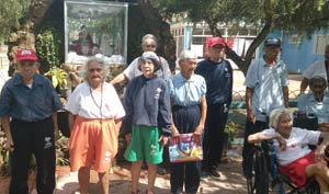 Los abuelitos en la ‘Gruta de las Vírgenes’. Los abuelitos en la ‘Gruta de las Vírgenes’.