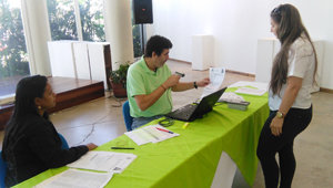 Luis González Rodríguez, jefe de Pasaportes, asistido por la auxiliar, Roselys González Marcano, atienden a una ciudadana. Luis González Rodríguez, jefe de Pasaportes, asistido por la auxiliar, Roselys González Marcano, atienden a una ciudadana.